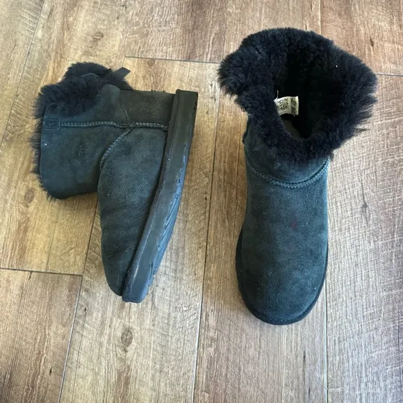 Ugg black suede Bailey bow Sherpa lined winter boots size 9
