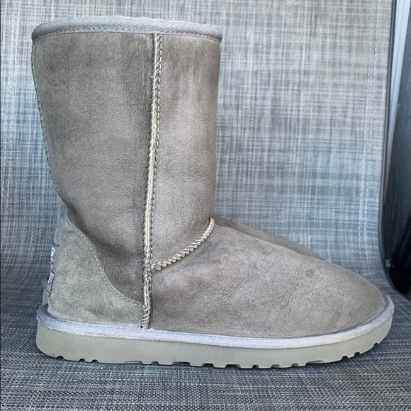 UGG Classic Short II Gray Winter Boots Women’s size 6