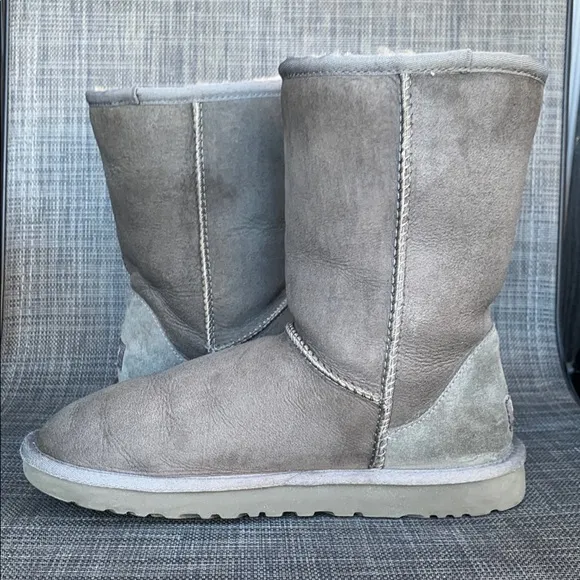 UGG Classic Short II Gray Winter Boots Women’s size 6