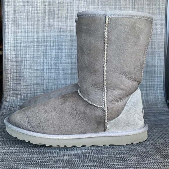 UGG Classic Short II Gray Winter Boots Women’s size 6