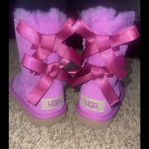 UGG Girl's Toddler Bailey Bow Suede Shearling Boots Size 6