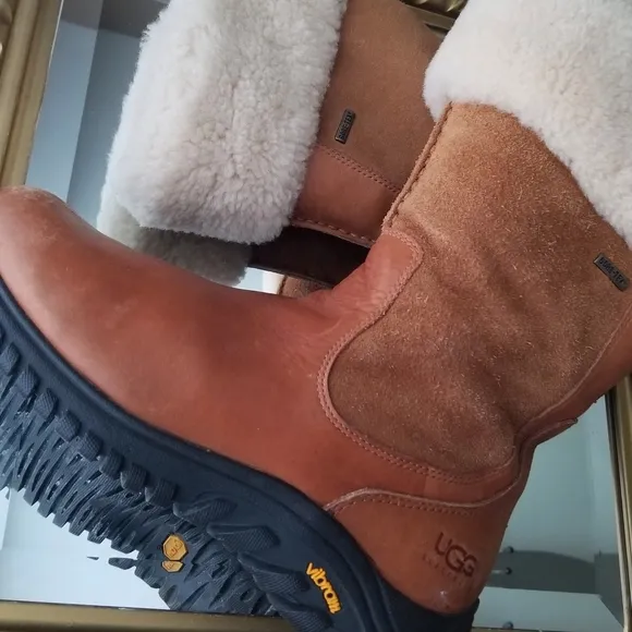 ❗UGG Tan Sheepskin and Suede Winter Boots with Fur Top Trim Size 8❗