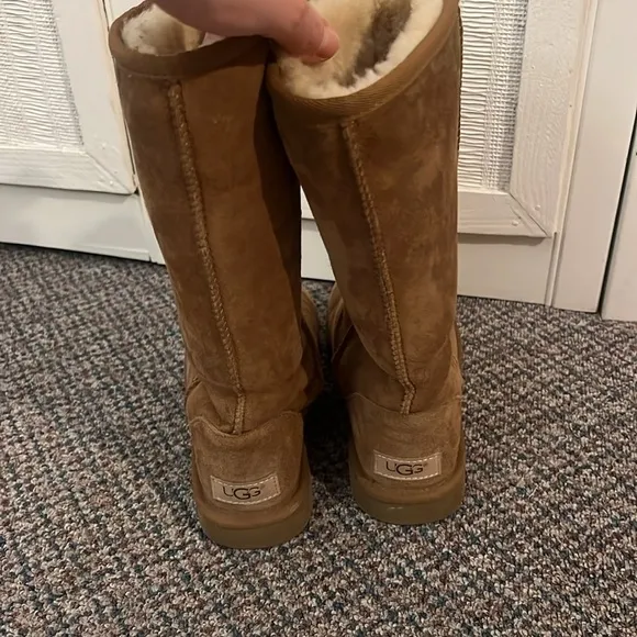 UGG  women’s chestnut sheepskin suede Classic tall winter boots size 7