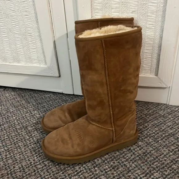 UGG  women’s chestnut sheepskin suede Classic tall winter boots size 7