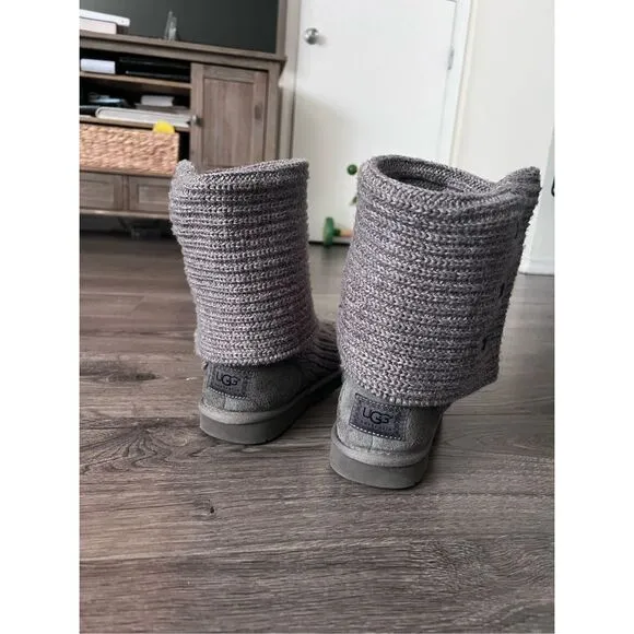 UGG Women's Classic Cardy Winter Boot size 7