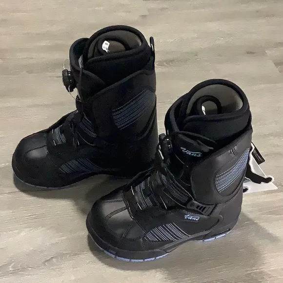 Vans Black and Blue Encore BOA snowboard binding Boots