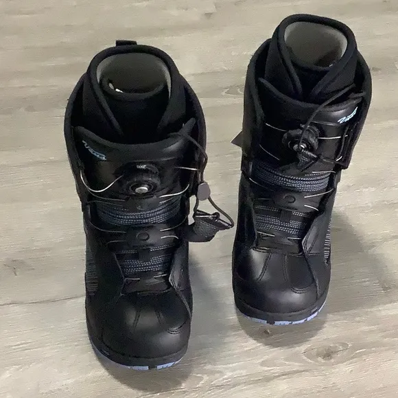 Vans Black and Blue Encore BOA snowboard binding Boots