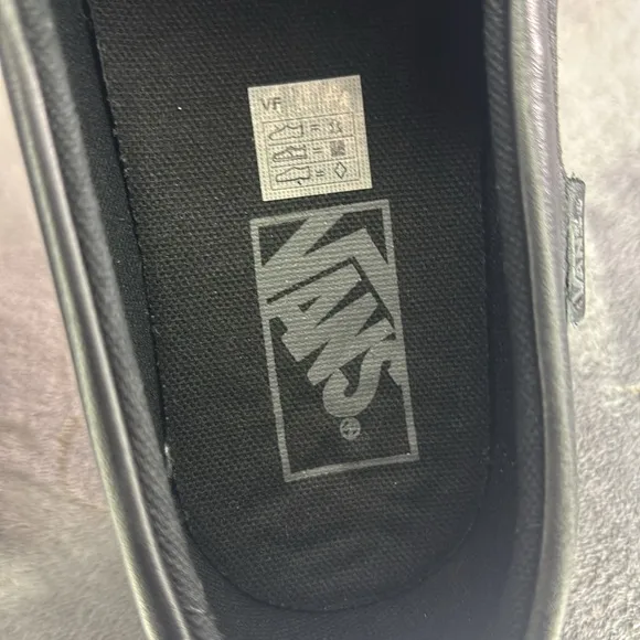 🔥🔥🔥Vans Black Leather Men's or Women’s Loafers Size: 7 M/8.5 W🔥🔥🔥