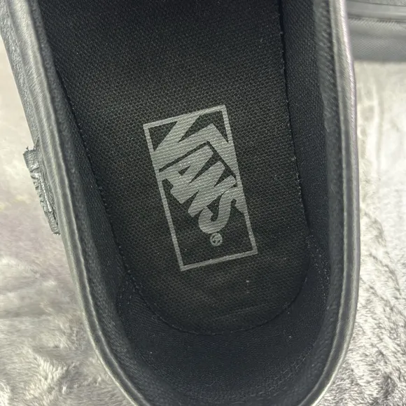 🔥🔥🔥Vans Black Leather Men's or Women’s Loafers Size: 7 M/8.5 W🔥🔥🔥