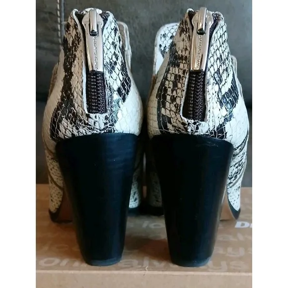 VINCE‎ CAMUTO  Levana Snake Print Western Womens Bootie US 5.5 #795