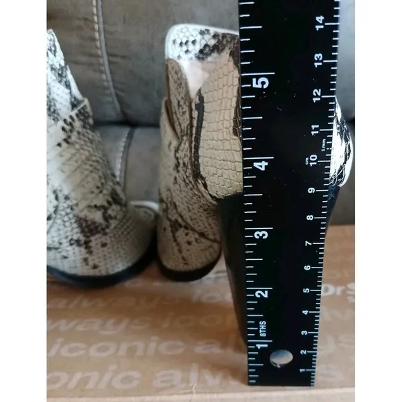 VINCE‎ CAMUTO  Levana Snake Print Western Womens Bootie US 5.5 #795