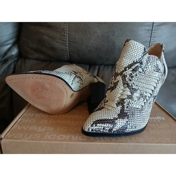 VINCE‎ CAMUTO  Levana Snake Print Western Womens Bootie US 5.5 #795
