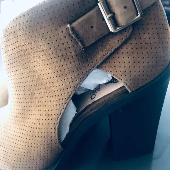 Vince Camuto- NIB Woman Pumpernickle Suede Front VCut PeepToe , Size 8W