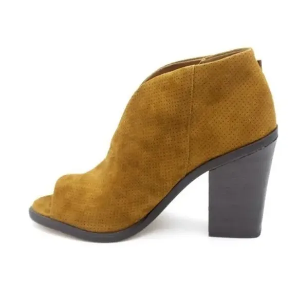 Vince Camuto- NIB Woman Pumpernickle Suede Front VCut PeepToe , Size 8W