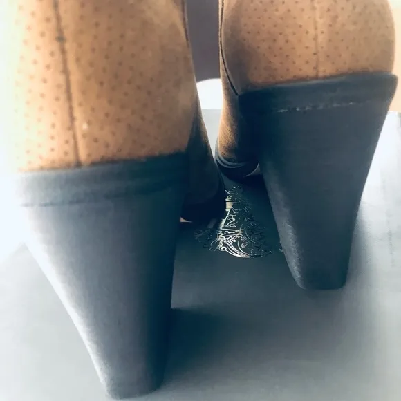 Vince Camuto- NIB Woman Pumpernickle Suede Front VCut PeepToe , Size 8W