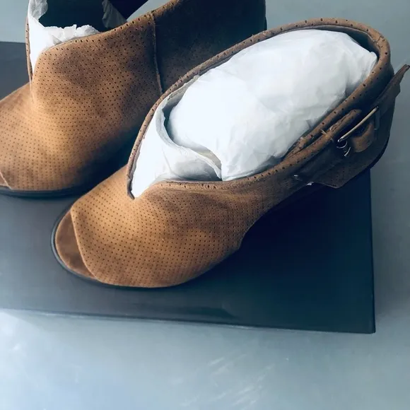 Vince Camuto- NIB Woman Pumpernickle Suede Front VCut PeepToe , Size 8W