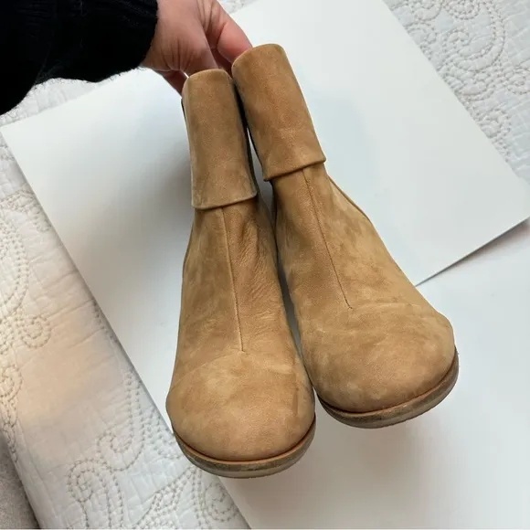 Vince Camuto tan suede chunky heel ankle boots sz 8.5