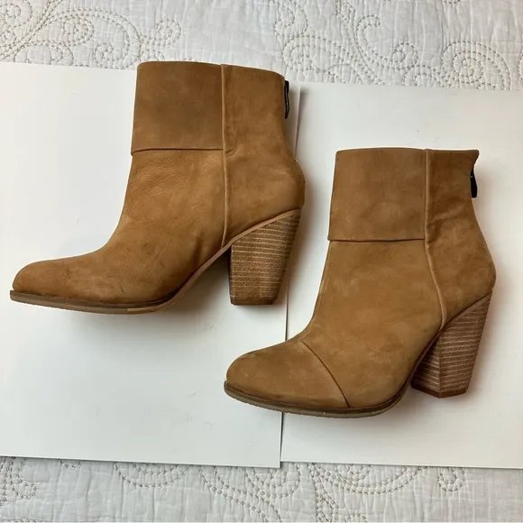 Vince Camuto tan suede chunky heel ankle boots sz 8.5