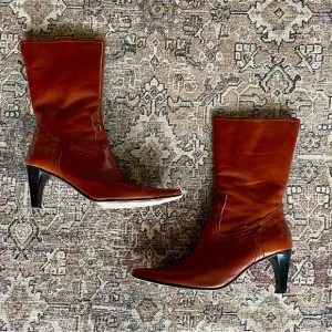 Vintage Leather Whipstitch Western Curved Block Heel Boots in Mahogany Brown