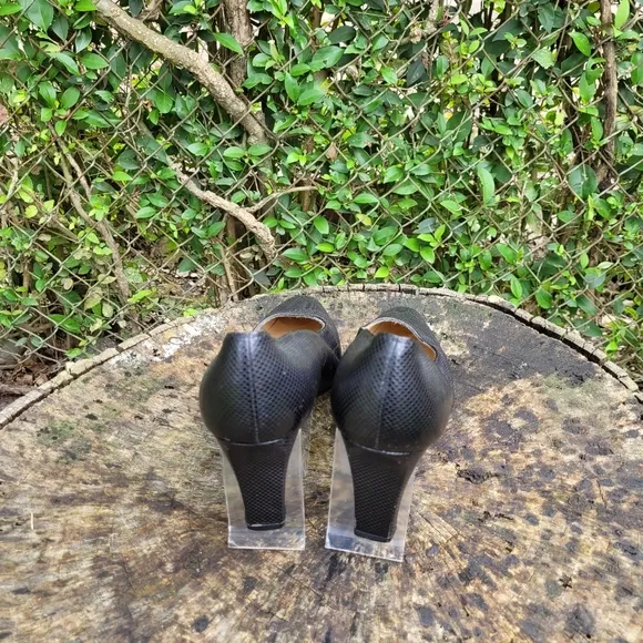 Vintage Women Leather Black Pumps By Stuart Weitzman Size 9B/Women Dress Shoes/