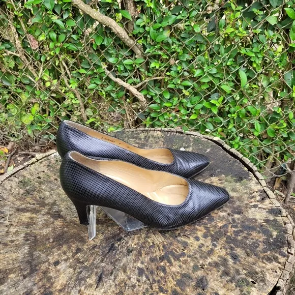 Vintage Women Leather Black Pumps By Stuart Weitzman Size 9B/Women Dress Shoes/