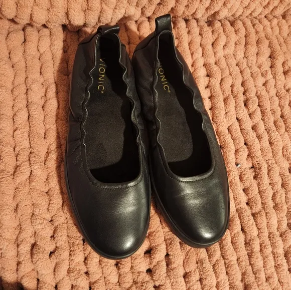Vionic Women's Black Ballet Flats