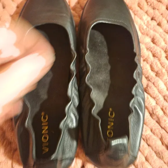 Vionic Women's Black Ballet Flats