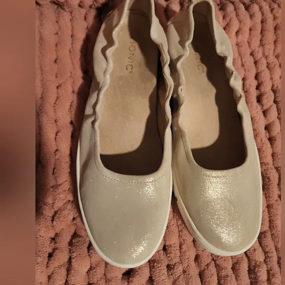 Vionic Women's Cream Ballet Flats