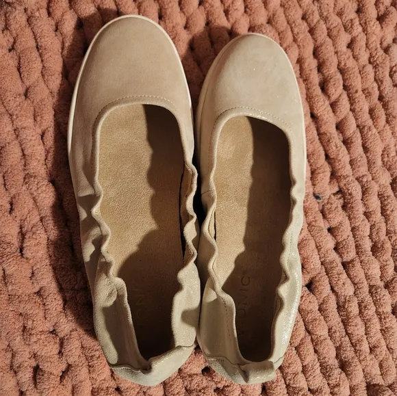 Vionic Women's Cream Ballet Flats