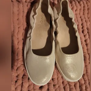 Vionic Women's Cream Ballet Flats