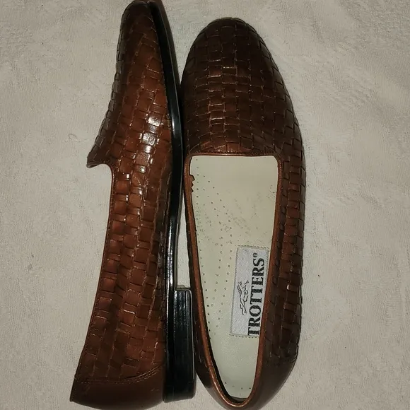 VTG Trotters loafers shoes brown 100% leather sz 7 NWOT