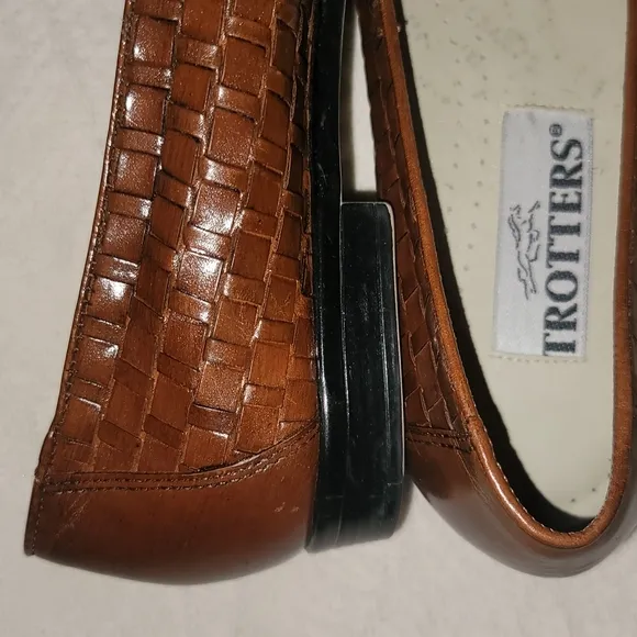 VTG Trotters loafers shoes brown 100% leather sz 7 NWOT