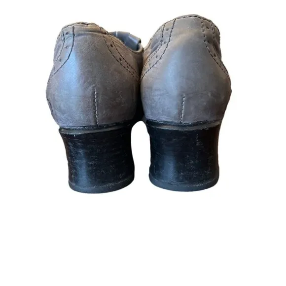Women's Born Gray Leather Shoes. Size 6