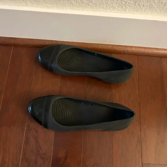 Womens Crocs Black Patent Cap Toe Ballet Flat  Slip On Shoes Sz 8 Like New