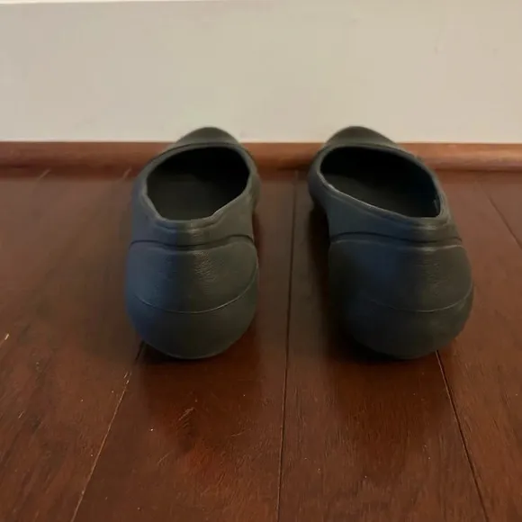 Womens Crocs Black Patent Cap Toe Ballet Flat  Slip On Shoes Sz 8 Like New