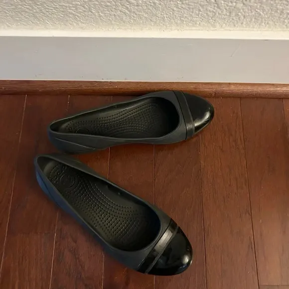 Womens Crocs Black Patent Cap Toe Ballet Flat  Slip On Shoes Sz 8 Like New