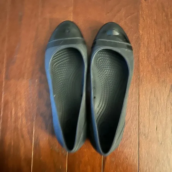 Womens Crocs Black Patent Cap Toe Ballet Flat  Slip On Shoes Sz 8 Like New