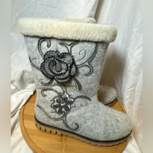 Women’s fleece lined spring step gray wool Winter boots Flowers Size 39/9 Zipper