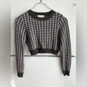 Women’s Medium Cropped Gray Houndstooth Pattern Sweater