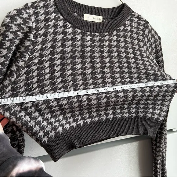 Women’s Medium Cropped Gray Houndstooth Pattern Sweater