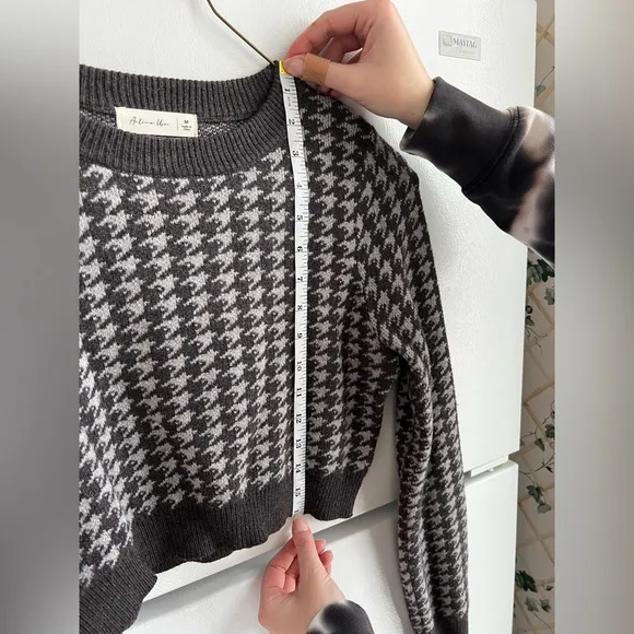 Women’s Medium Cropped Gray Houndstooth Pattern Sweater