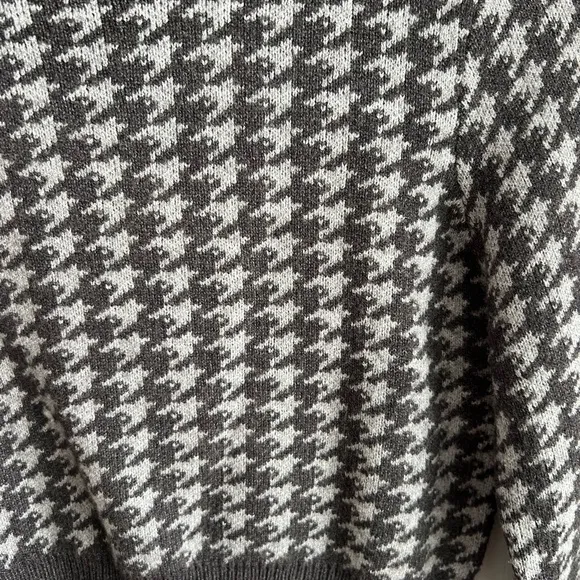 Women’s Medium Cropped Gray Houndstooth Pattern Sweater