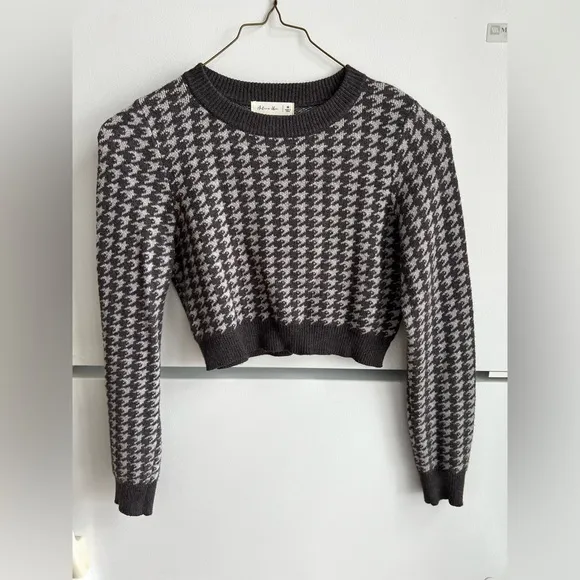 Women’s Medium Cropped Gray Houndstooth Pattern Sweater