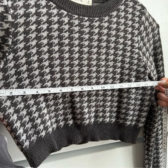 Women’s Medium Cropped Gray Houndstooth Pattern Sweater