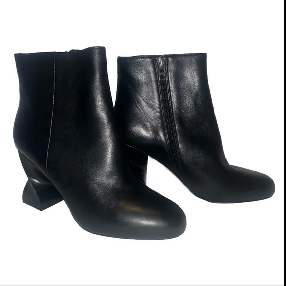 Women's Opening Ceremony Twisted Heel Black Zip Boots S 9.5