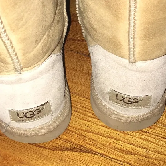 Women's sand uggs !!