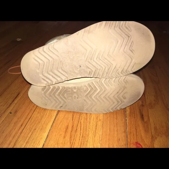 Women's sand uggs !!