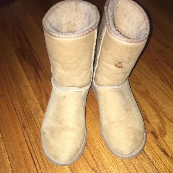 Women's sand uggs !!