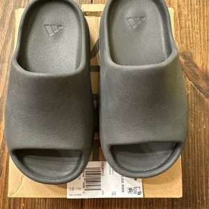 Yeezy Slide Kids ONYX Size 12K