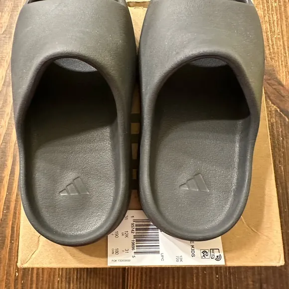 Yeezy Slide Kids ONYX Size 12K